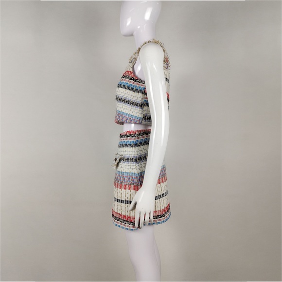 The remake of the Classic Chanel tweed Suit but make it a mini - Picture 5 of 7